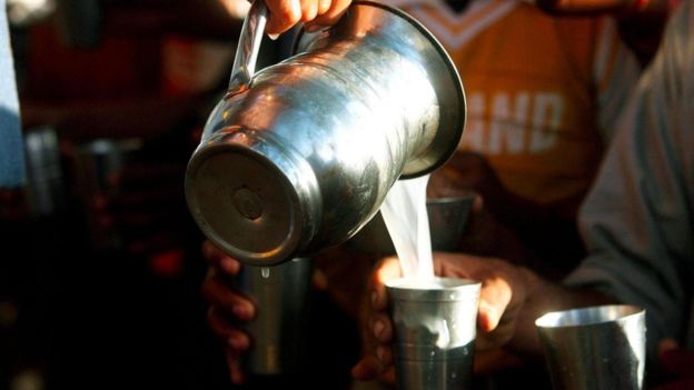 Тхандай - это популярный индийский напиток, который готовится на основе молока с пряностями (DINODIA PHOTOS / ALAMY STOCK PHOTO)
