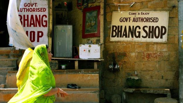 В Индии существуют сотни магазинов, которые имеют государственное разрешение на торговлю бханг (AROON THAEWCHATTURAT / ALAMY STOCK PHOTO)