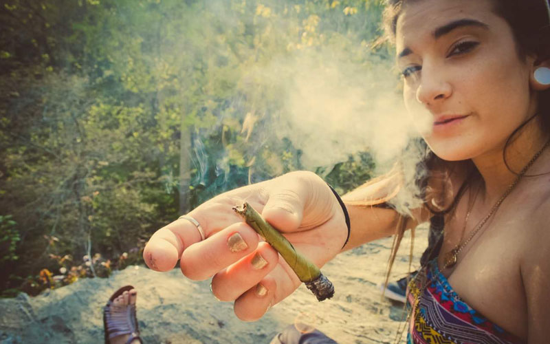 Картинки девушка курит марихуану как отличить пол марихуаны