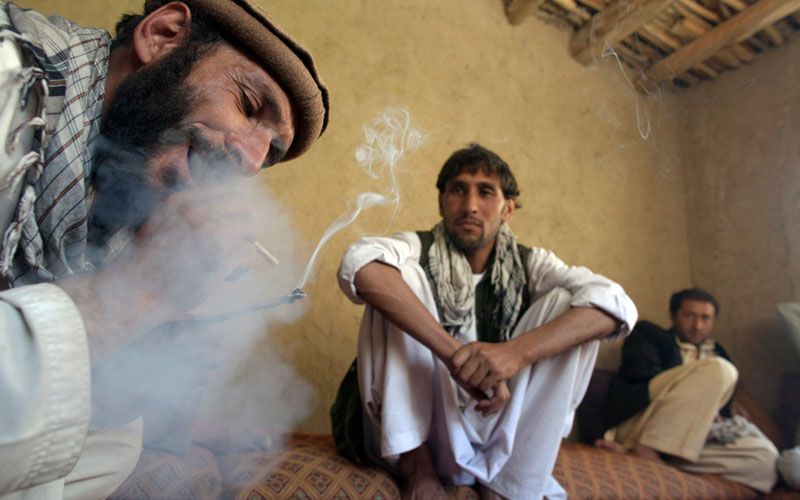 Курение гашиша в Афганістане фото
