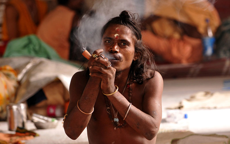 индийский монах курит марихуану фото