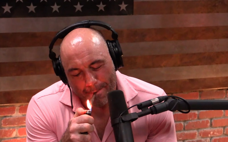 Джо Роган курить марихуану